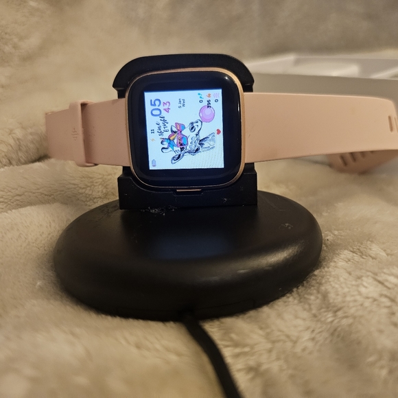 Fitbit Versa 2 Smartwatch Rose Gold with charger, Gift - Picture 3 of 10